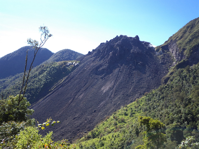 5 Fakta Menarik Gunung Anak Ranakah, Permata yang Terlahir dari Letusan