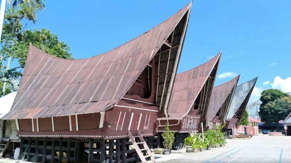 Desa Tomok, Destinasi Wisata Budaya dan Sejarah di Danau Toba